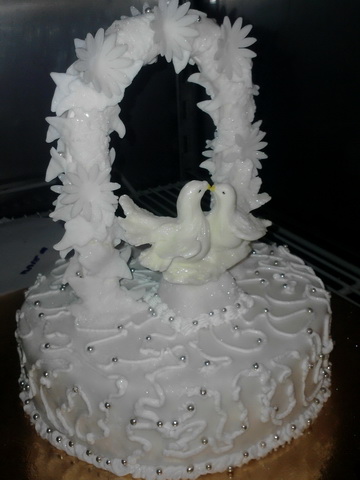 Свадебный торт с голубями белоснежный с аркой